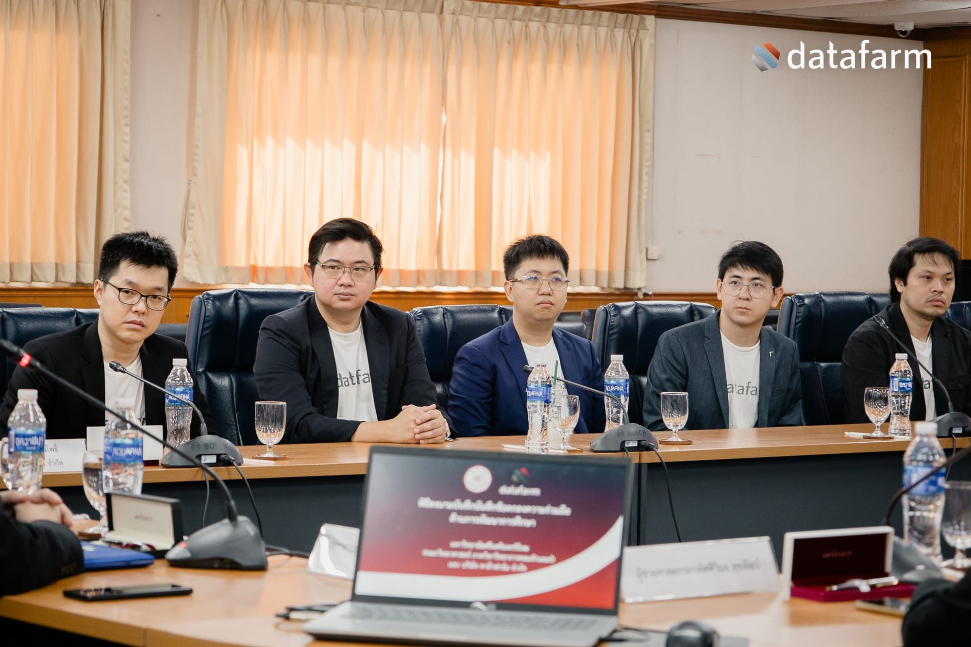 บรรยากาศ การลงนามบันทึกข้อตกลงความร่วมมือ โครงการความร่วมมือด้านการพัฒนาการศึกษา ระหว่างมหาวิทยาลัยศรีนครินทรวิโรฒ (คณะวิทยาศาสตร์ ภาควิชาวิทยาการคอมพิวเตอร์) และ บริษัท ดาต้าฟาร์ม จำกัด