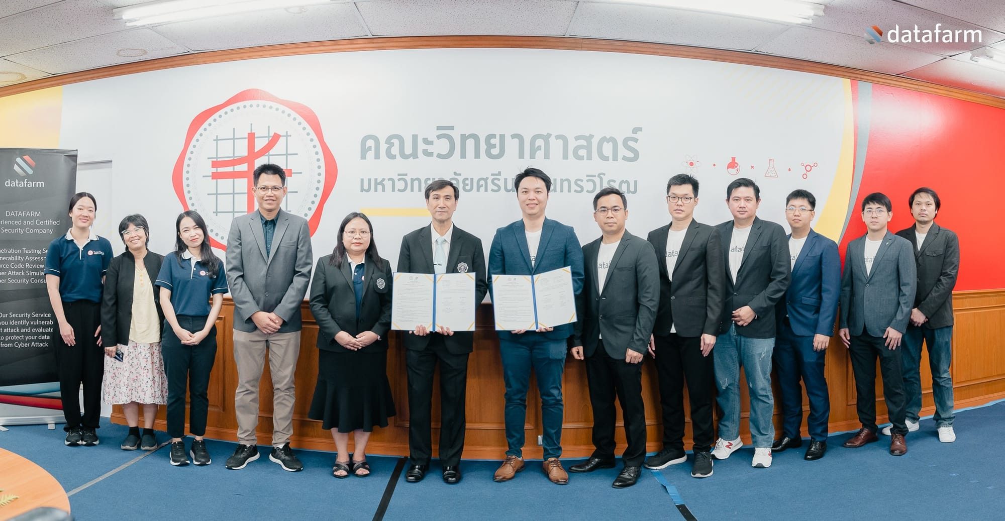 บรรยากาศ การลงนามบันทึกข้อตกลงความร่วมมือ โครงการความร่วมมือด้านการพัฒนาการศึกษา ระหว่างมหาวิทยาลัยศรีนครินทรวิโรฒ (คณะวิทยาศาสตร์ ภาควิชาวิทยาการคอมพิวเตอร์) และ บริษัท ดาต้าฟาร์ม จำกัด