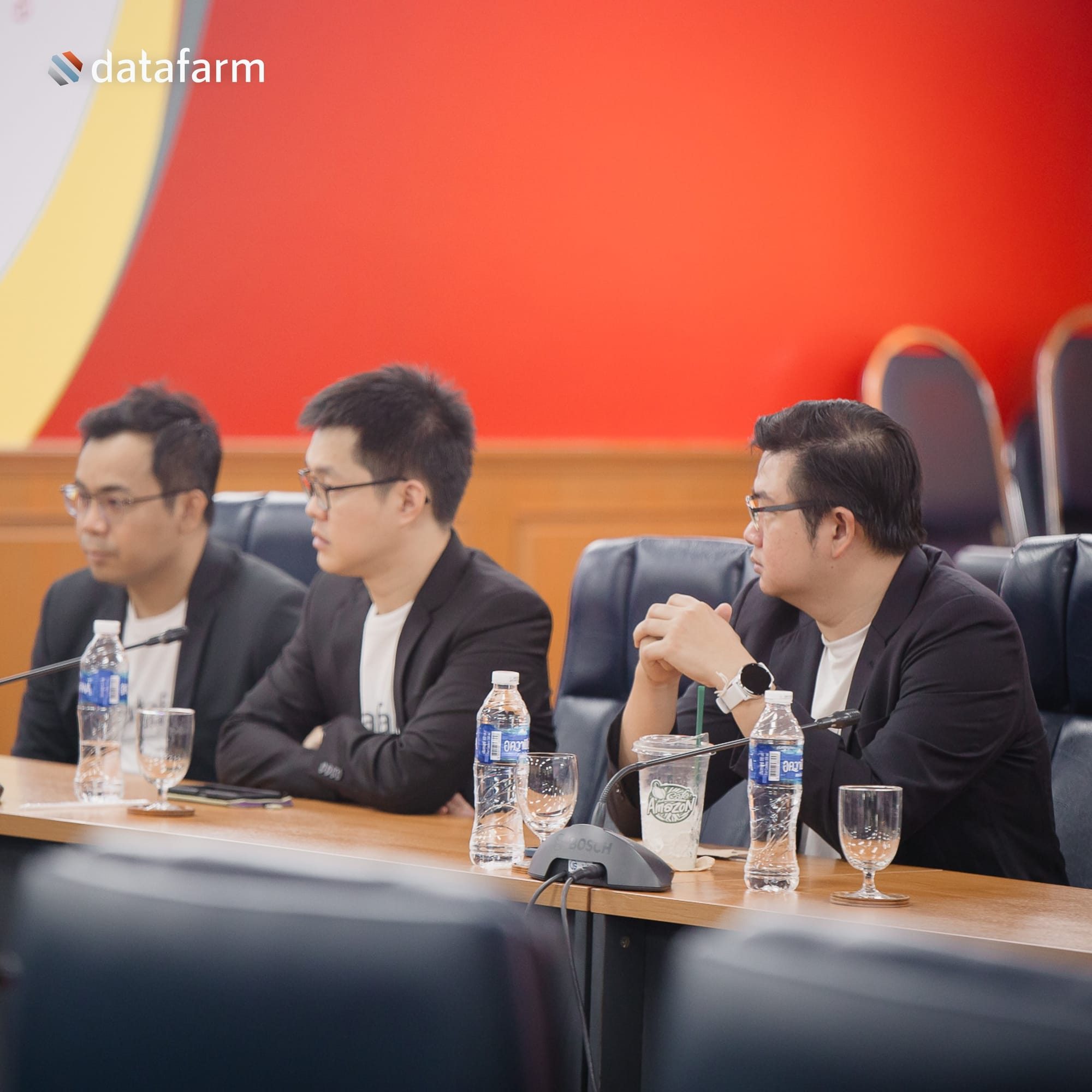 บรรยากาศ การลงนามบันทึกข้อตกลงความร่วมมือ โครงการความร่วมมือด้านการพัฒนาการศึกษา ระหว่างมหาวิทยาลัยศรีนครินทรวิโรฒ (คณะวิทยาศาสตร์ ภาควิชาวิทยาการคอมพิวเตอร์) และ บริษัท ดาต้าฟาร์ม จำกัด