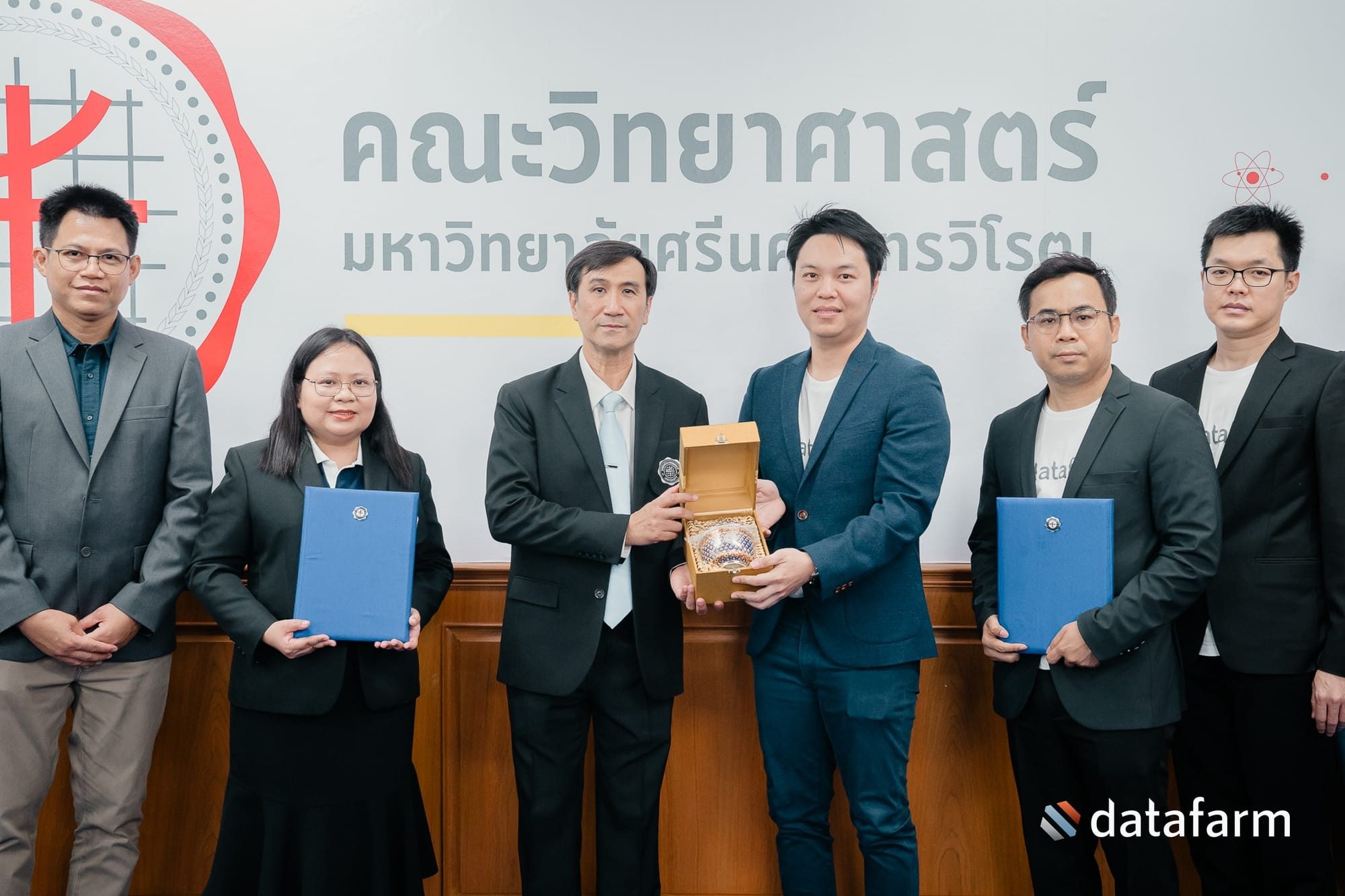 บรรยากาศ การลงนามบันทึกข้อตกลงความร่วมมือ โครงการความร่วมมือด้านการพัฒนาการศึกษา ระหว่างมหาวิทยาลัยศรีนครินทรวิโรฒ (คณะวิทยาศาสตร์ ภาควิชาวิทยาการคอมพิวเตอร์) และ บริษัท ดาต้าฟาร์ม จำกัด