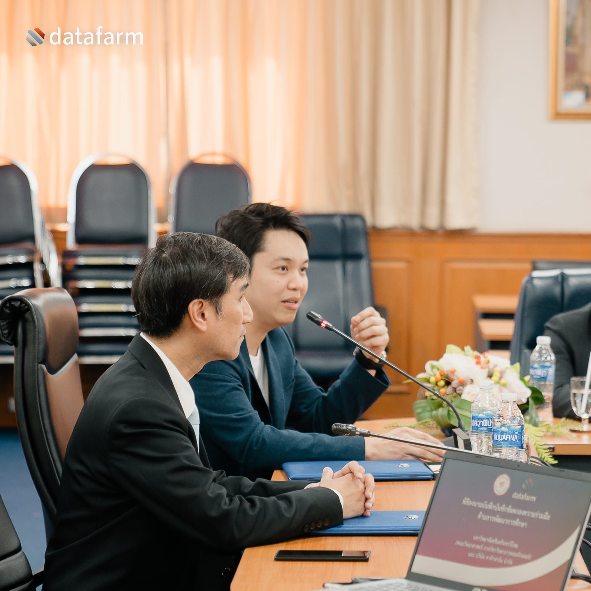 บรรยากาศ การลงนามบันทึกข้อตกลงความร่วมมือ โครงการความร่วมมือด้านการพัฒนาการศึกษา ระหว่างมหาวิทยาลัยศรีนครินทรวิโรฒ (คณะวิทยาศาสตร์ ภาควิชาวิทยาการคอมพิวเตอร์) และ บริษัท ดาต้าฟาร์ม จำกัด