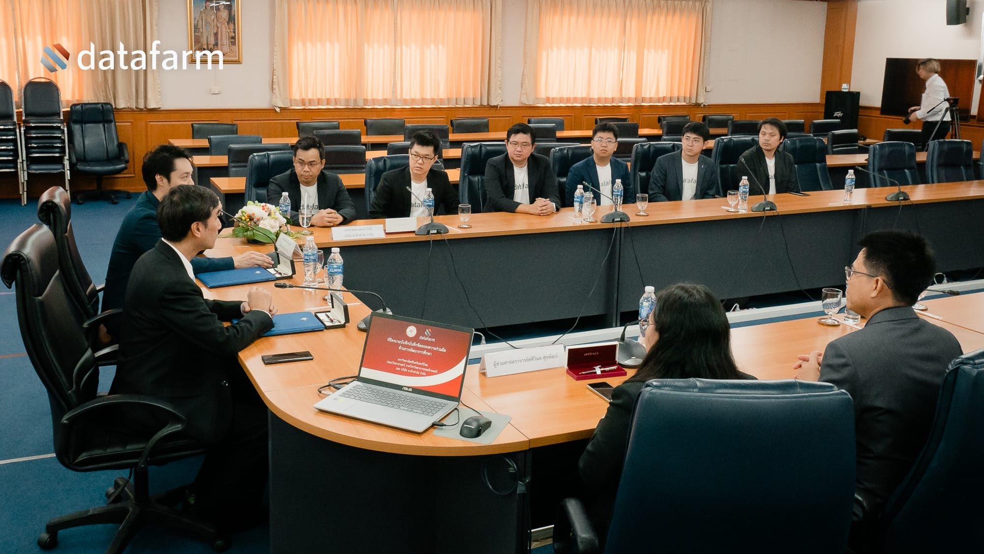 บรรยากาศ การลงนามบันทึกข้อตกลงความร่วมมือ โครงการความร่วมมือด้านการพัฒนาการศึกษา ระหว่างมหาวิทยาลัยศรีนครินทรวิโรฒ (คณะวิทยาศาสตร์ ภาควิชาวิทยาการคอมพิวเตอร์) และ บริษัท ดาต้าฟาร์ม จำกัด