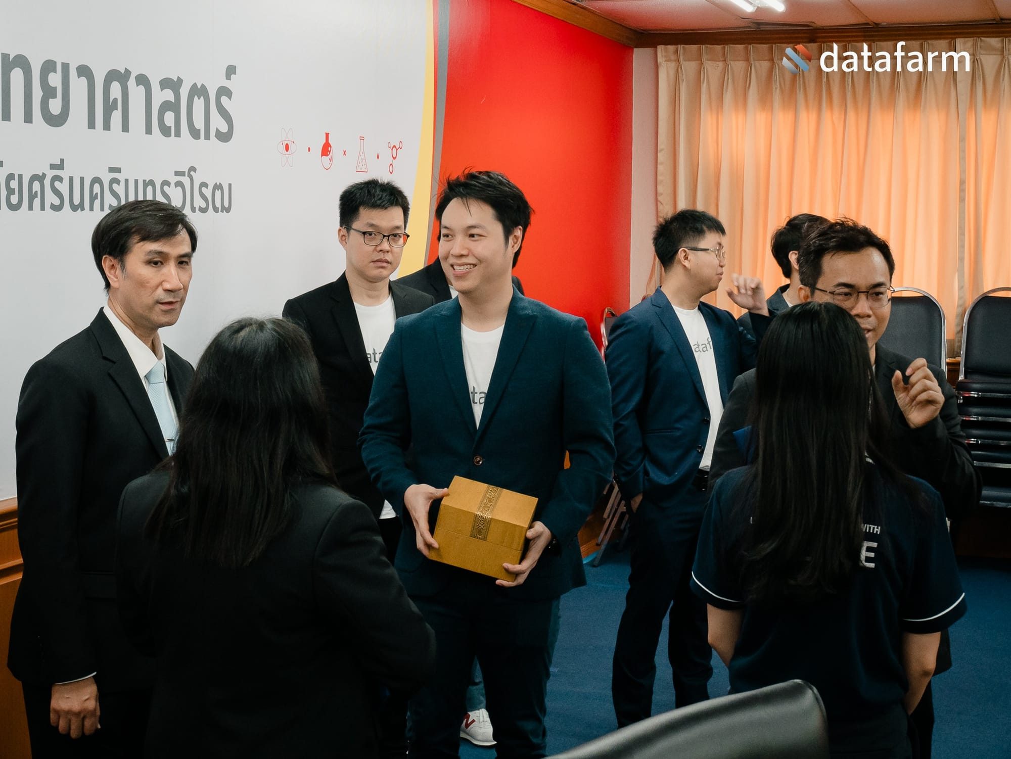 บรรยากาศ การลงนามบันทึกข้อตกลงความร่วมมือ โครงการความร่วมมือด้านการพัฒนาการศึกษา ระหว่างมหาวิทยาลัยศรีนครินทรวิโรฒ (คณะวิทยาศาสตร์ ภาควิชาวิทยาการคอมพิวเตอร์) และ บริษัท ดาต้าฟาร์ม จำกัด