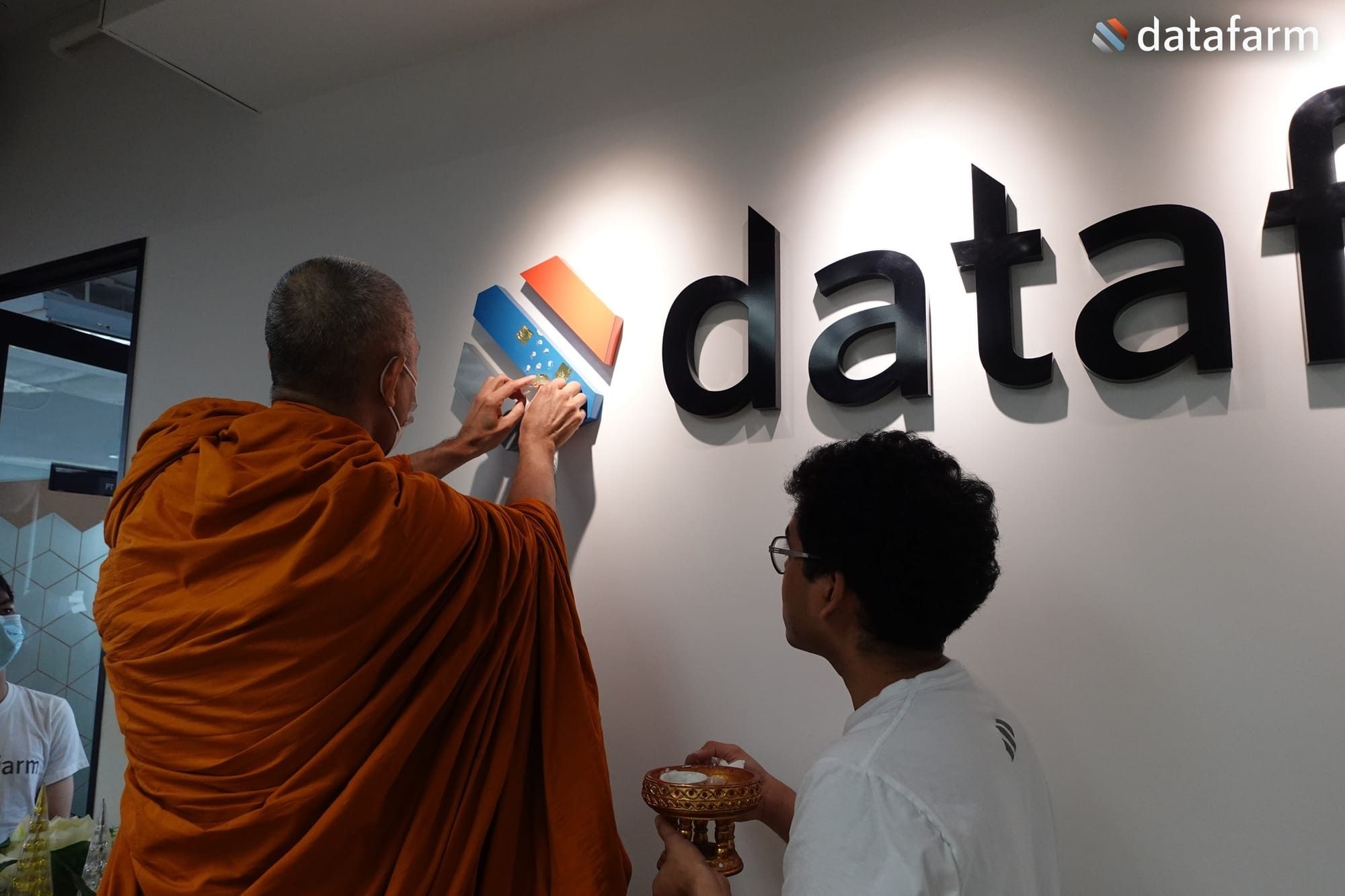 พนักงานบริษัท ดาต้าฟาร์ม จำกัดร่วมทำบุญครบรอบ และถวายเพลพระสงฆ์ เนื่องในวันครบรอบ 12 ปีของบริษัท