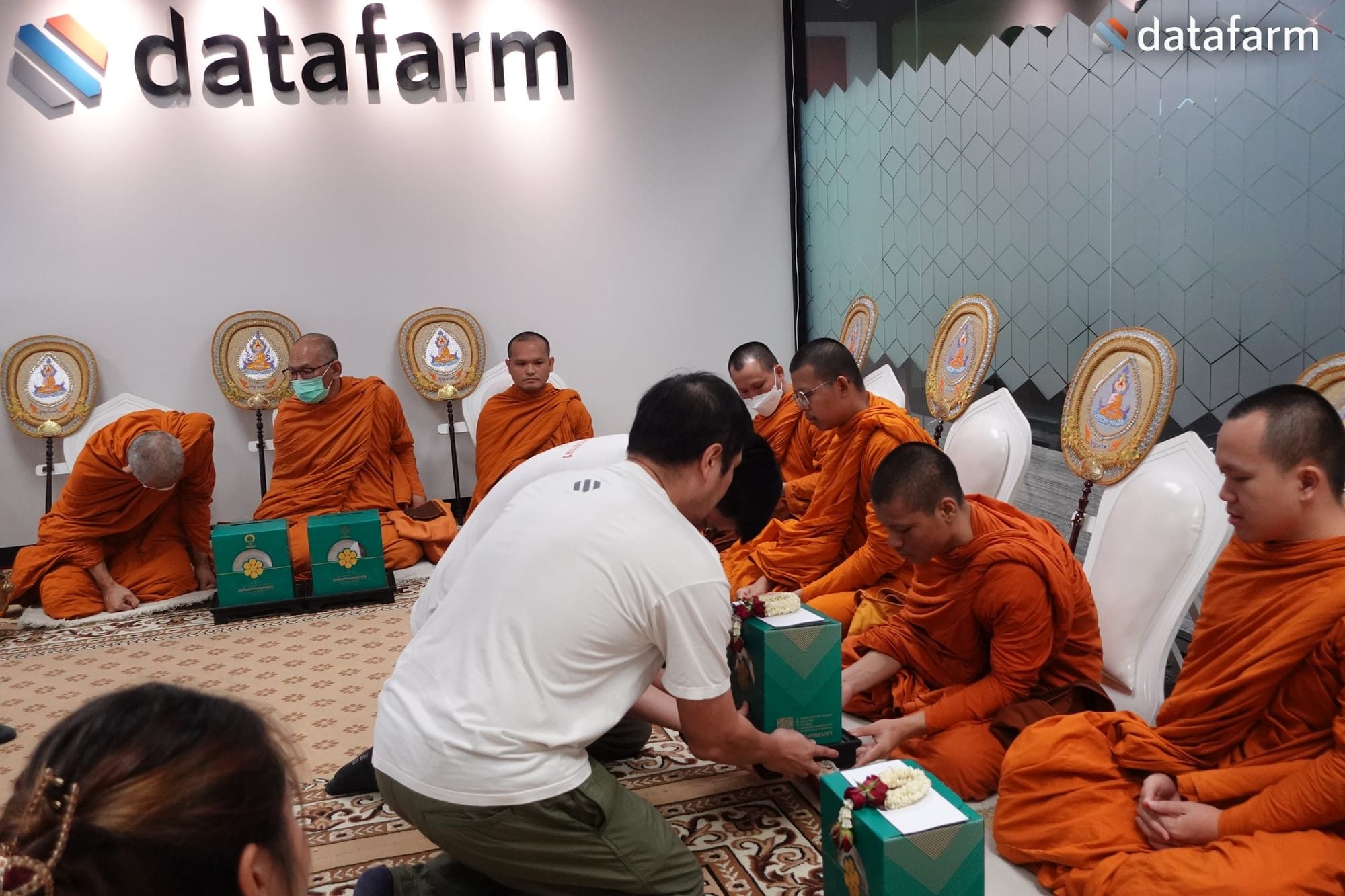 พนักงานบริษัท ดาต้าฟาร์ม จำกัดร่วมทำบุญครบรอบ และถวายเพลพระสงฆ์ เนื่องในวันครบรอบ 12 ปีของบริษัท