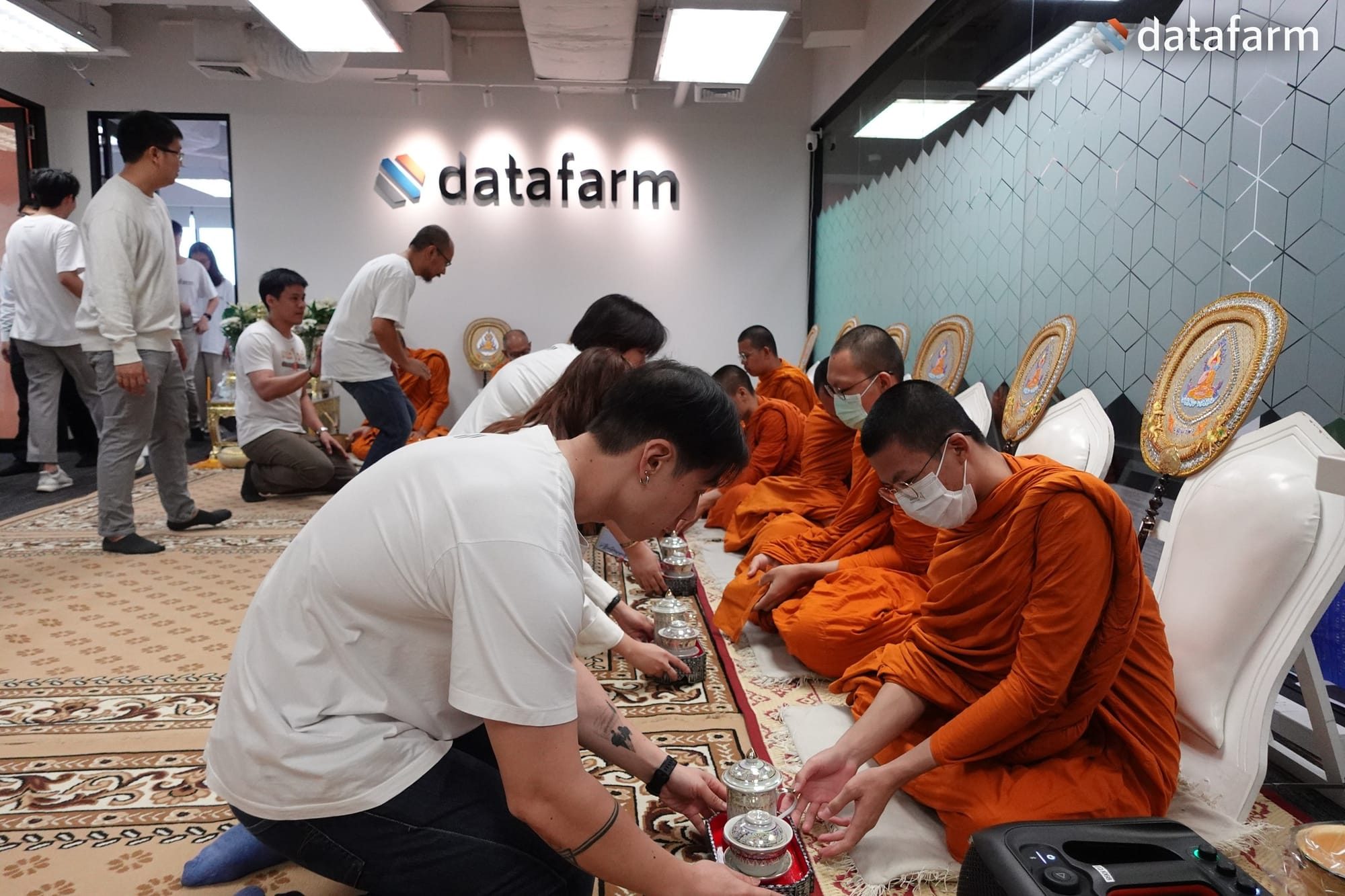 พนักงานบริษัท ดาต้าฟาร์ม จำกัดร่วมทำบุญครบรอบ และถวายเพลพระสงฆ์ เนื่องในวันครบรอบ 12 ปีของบริษัท