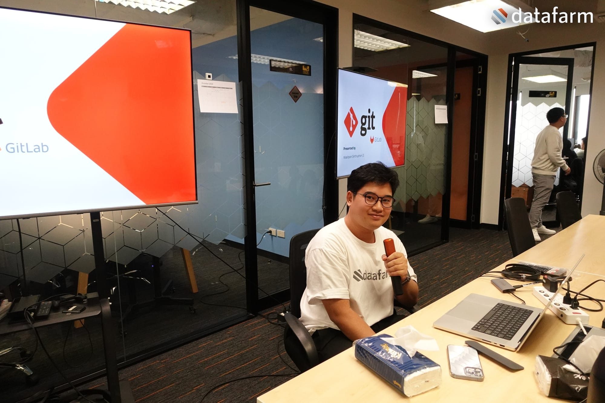 บรรยายหัวข้อ GitLab with Git Essential โดย พี่เจ