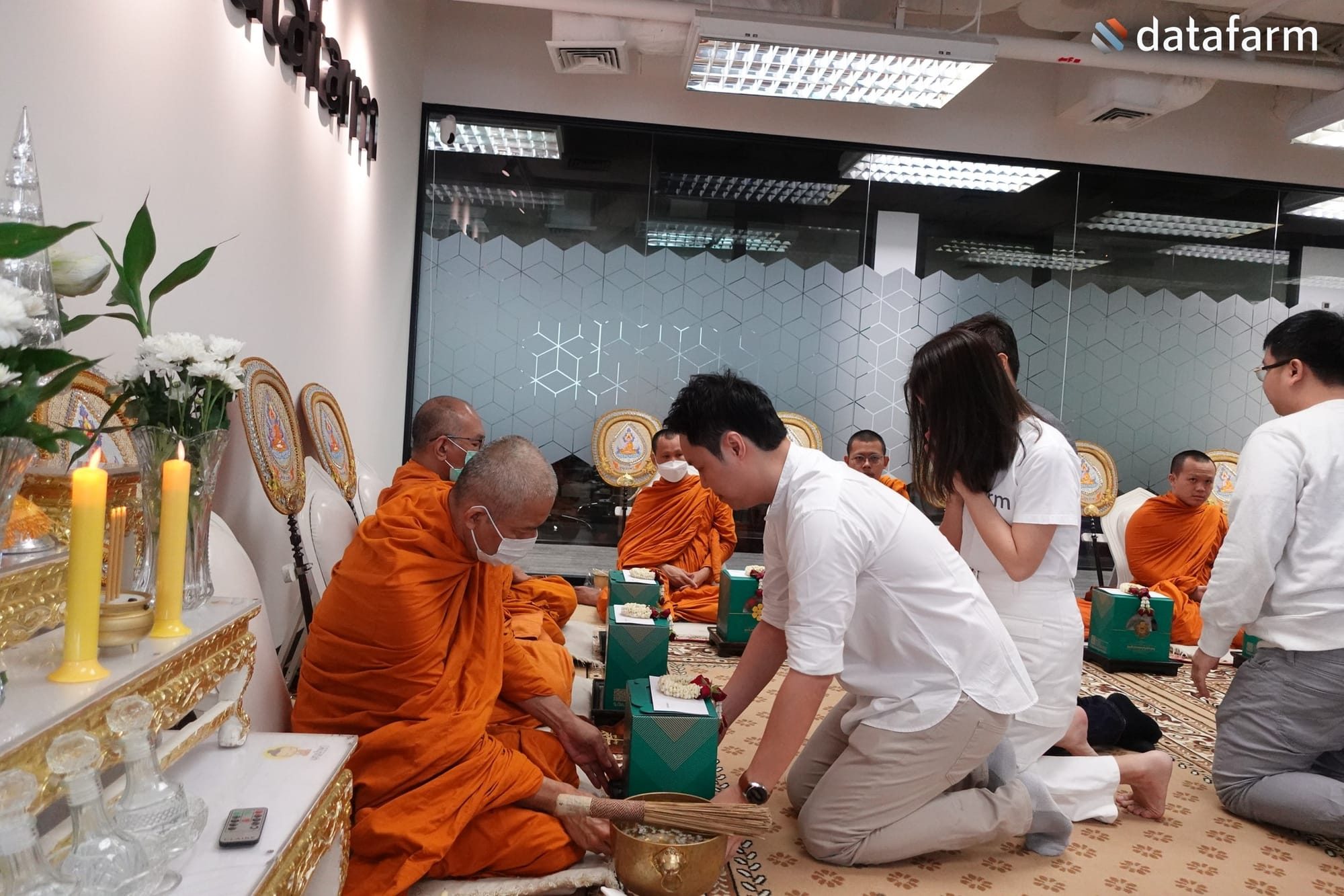 พนักงานบริษัท ดาต้าฟาร์ม จำกัดร่วมทำบุญครบรอบ และถวายเพลพระสงฆ์ เนื่องในวันครบรอบ 12 ปีของบริษัท
