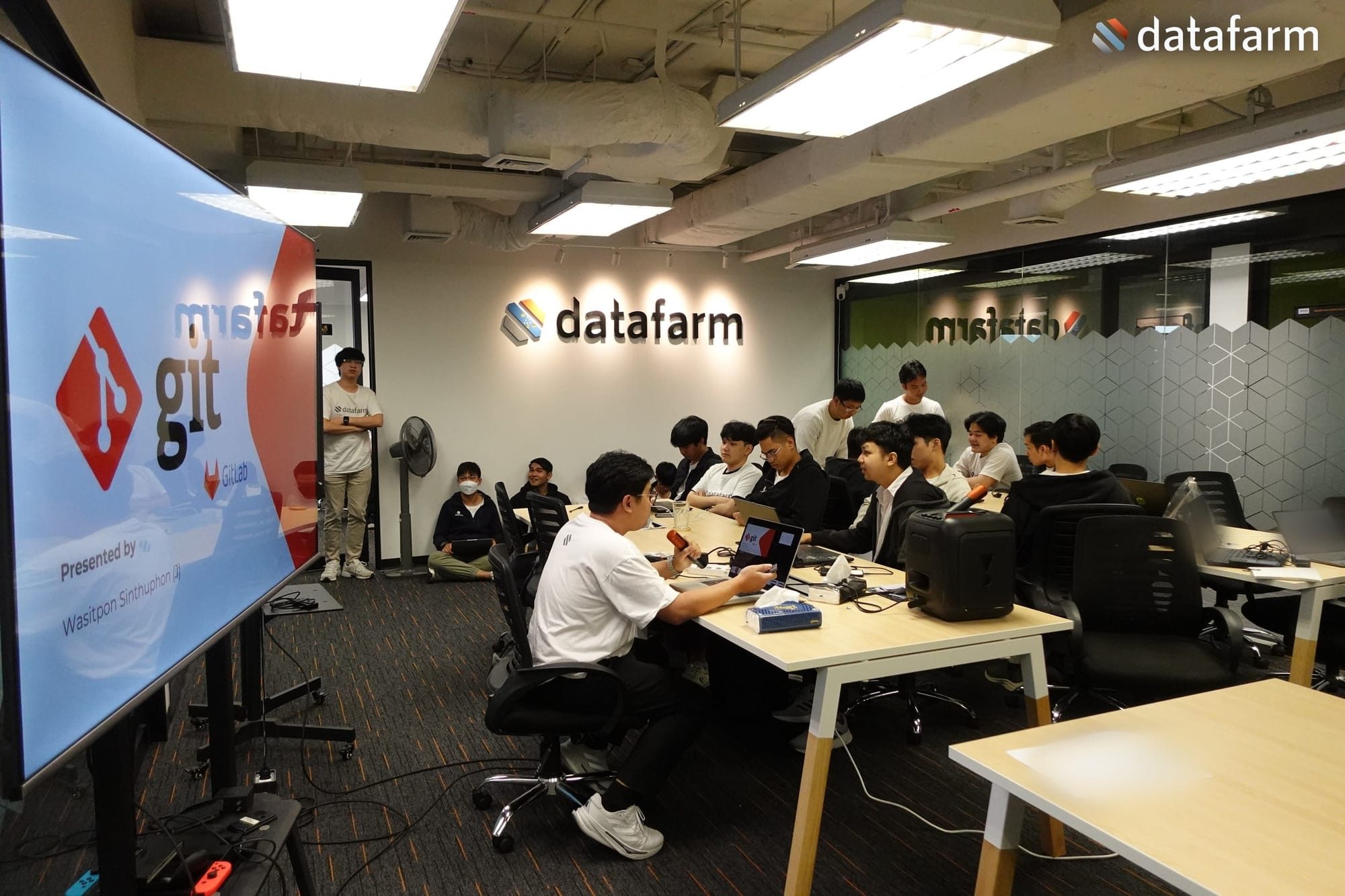 บรรยายหัวข้อ GitLab with Git Essential โดย พี่เจ