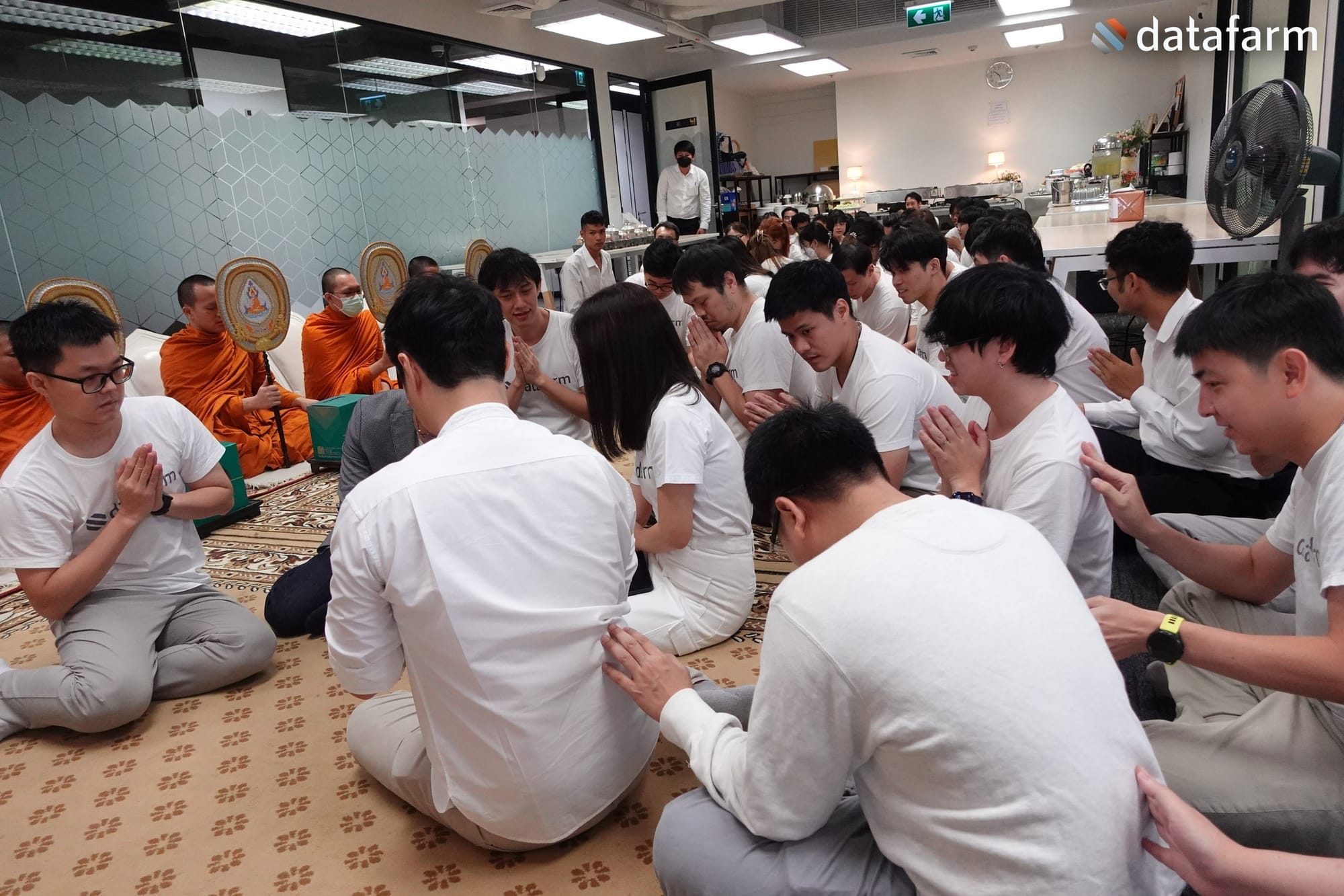 พนักงานบริษัท ดาต้าฟาร์ม จำกัดร่วมทำบุญครบรอบ และถวายเพลพระสงฆ์ เนื่องในวันครบรอบ 12 ปีของบริษัท