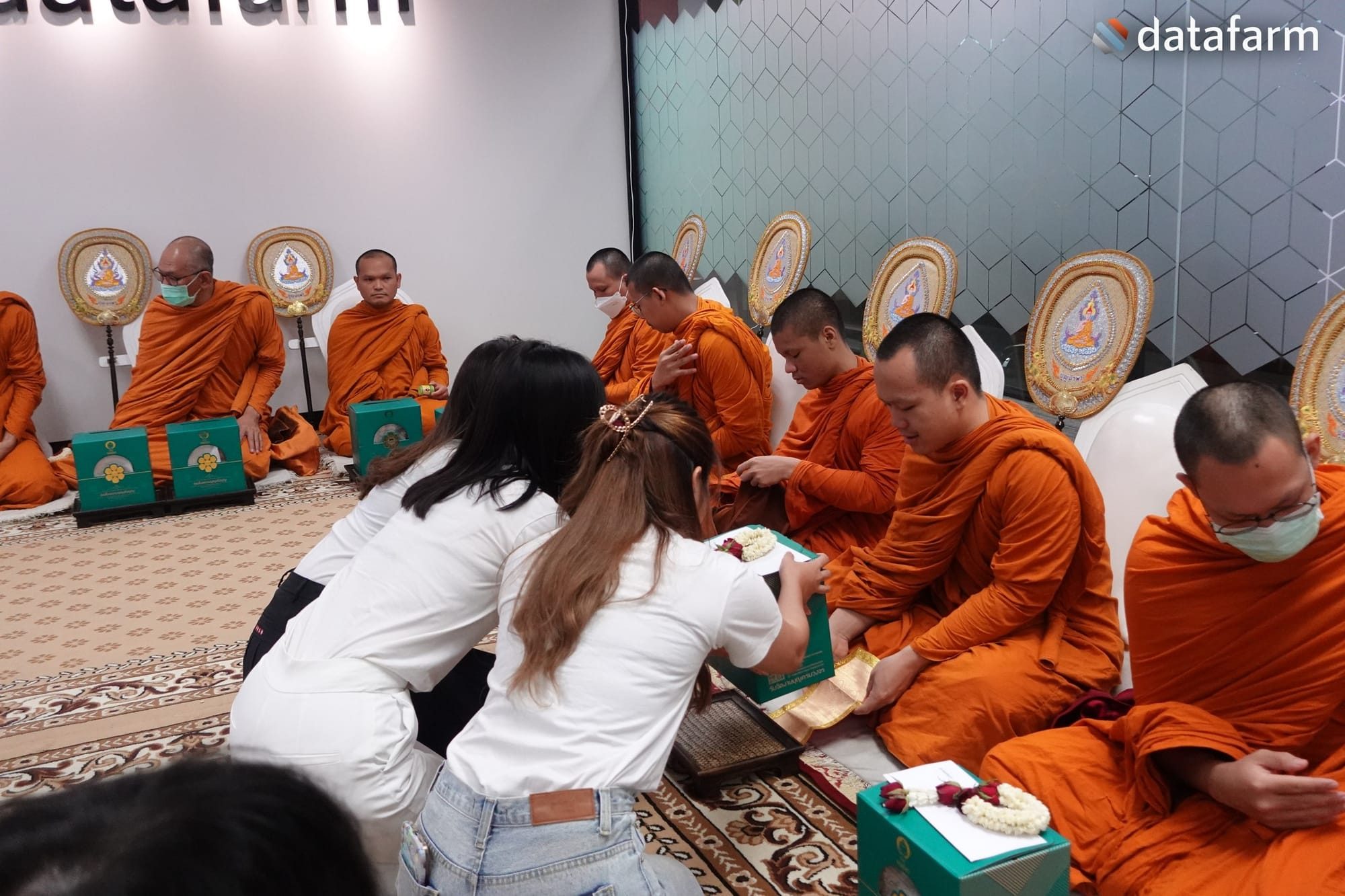 พนักงานบริษัท ดาต้าฟาร์ม จำกัดร่วมทำบุญครบรอบ และถวายเพลพระสงฆ์ เนื่องในวันครบรอบ 12 ปีของบริษัท