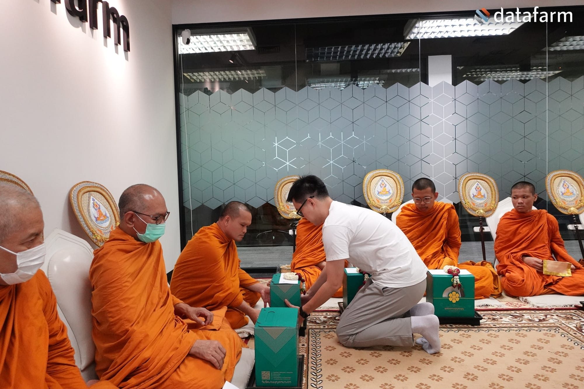 พนักงานบริษัท ดาต้าฟาร์ม จำกัดร่วมทำบุญครบรอบ และถวายเพลพระสงฆ์ เนื่องในวันครบรอบ 12 ปีของบริษัท