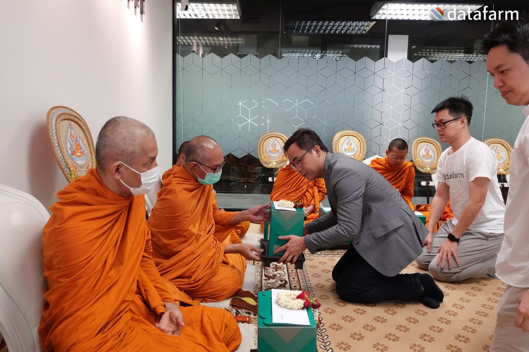 พนักงานบริษัท ดาต้าฟาร์ม จำกัดร่วมทำบุญครบรอบ และถวายเพลพระสงฆ์ เนื่องในวันครบรอบ 12 ปีของบริษัท