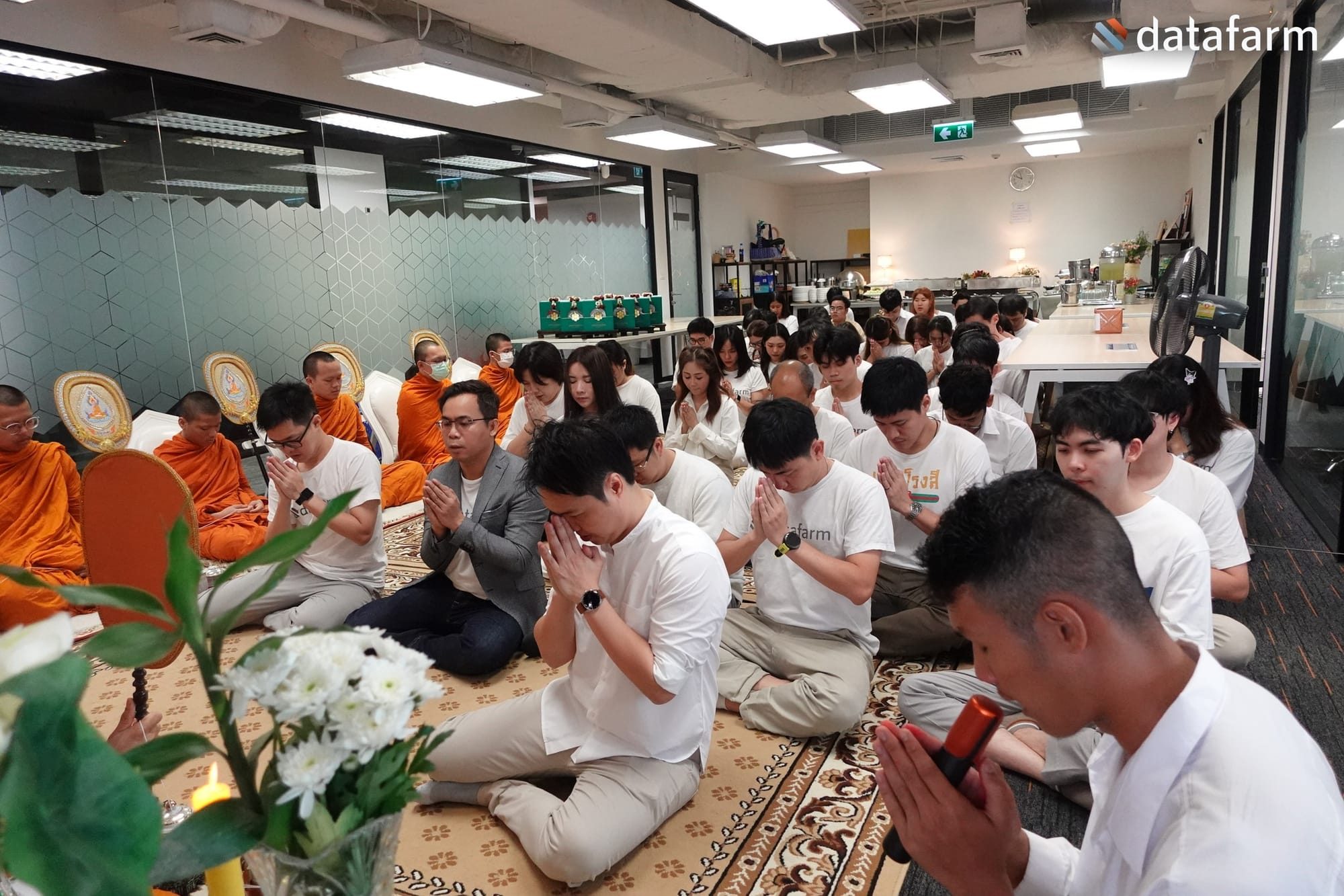 พนักงานบริษัท ดาต้าฟาร์ม จำกัด ร่วมทำบุญ และถวายเพลพระสงฆ์ เนื่องในวันครบรอบ 12 ปีของบริษัท