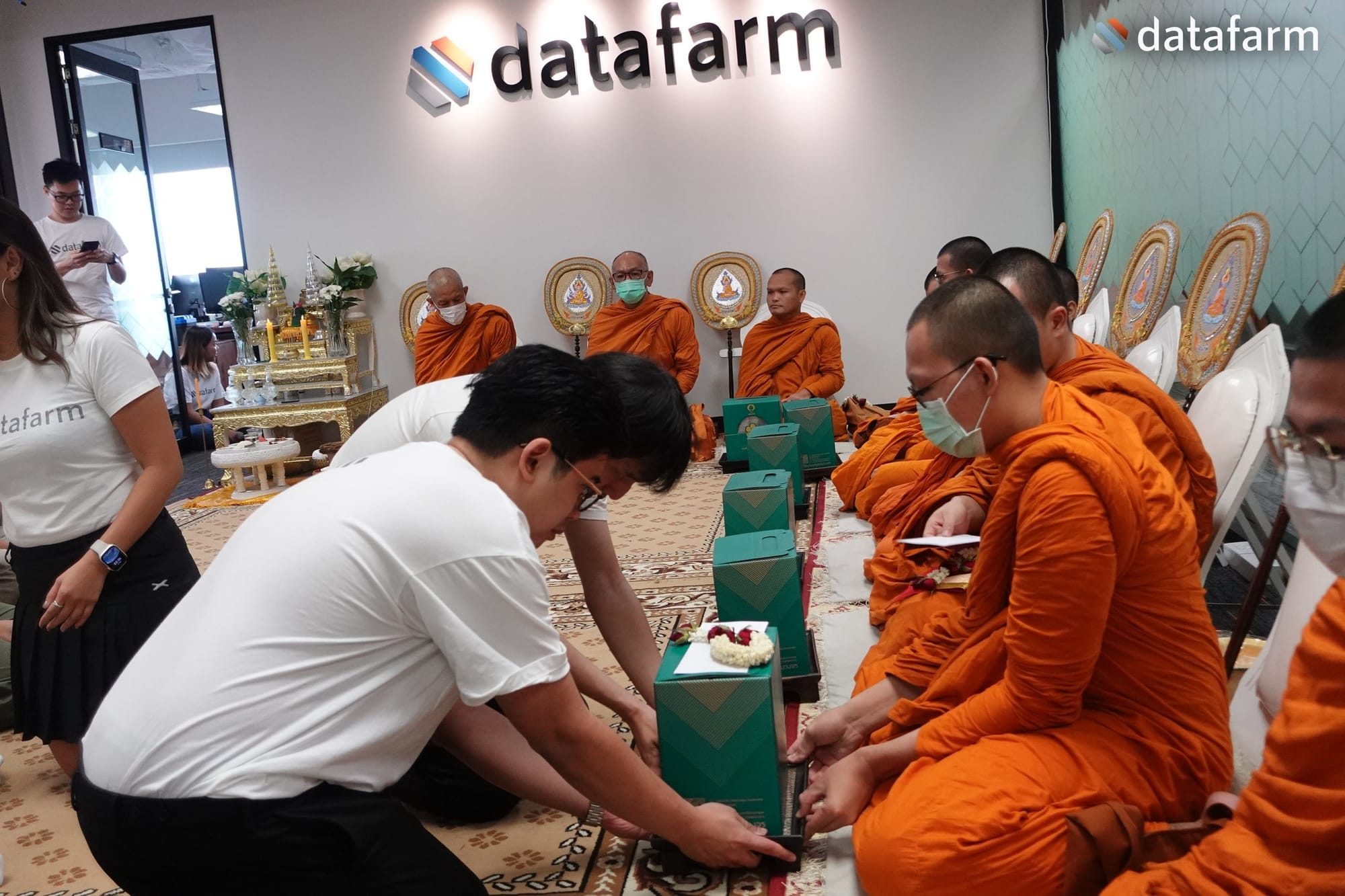 พนักงานบริษัท ดาต้าฟาร์ม จำกัดร่วมทำบุญครบรอบ และถวายเพลพระสงฆ์ เนื่องในวันครบรอบ 12 ปีของบริษัท
