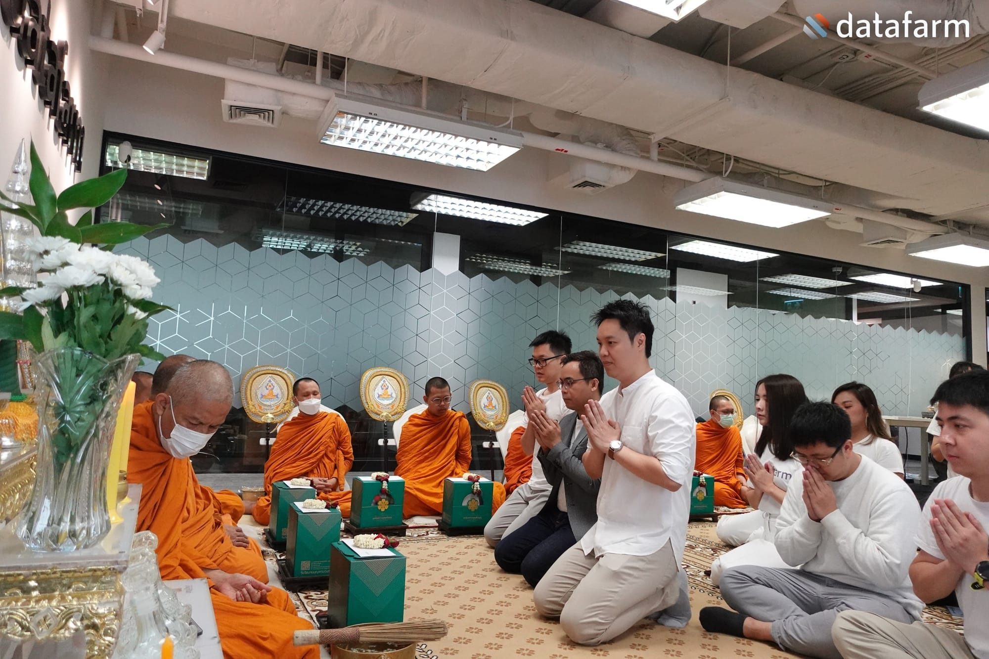 พนักงานบริษัท ดาต้าฟาร์ม จำกัดร่วมทำบุญครบรอบ และถวายเพลพระสงฆ์ เนื่องในวันครบรอบ 12 ปีของบริษัท