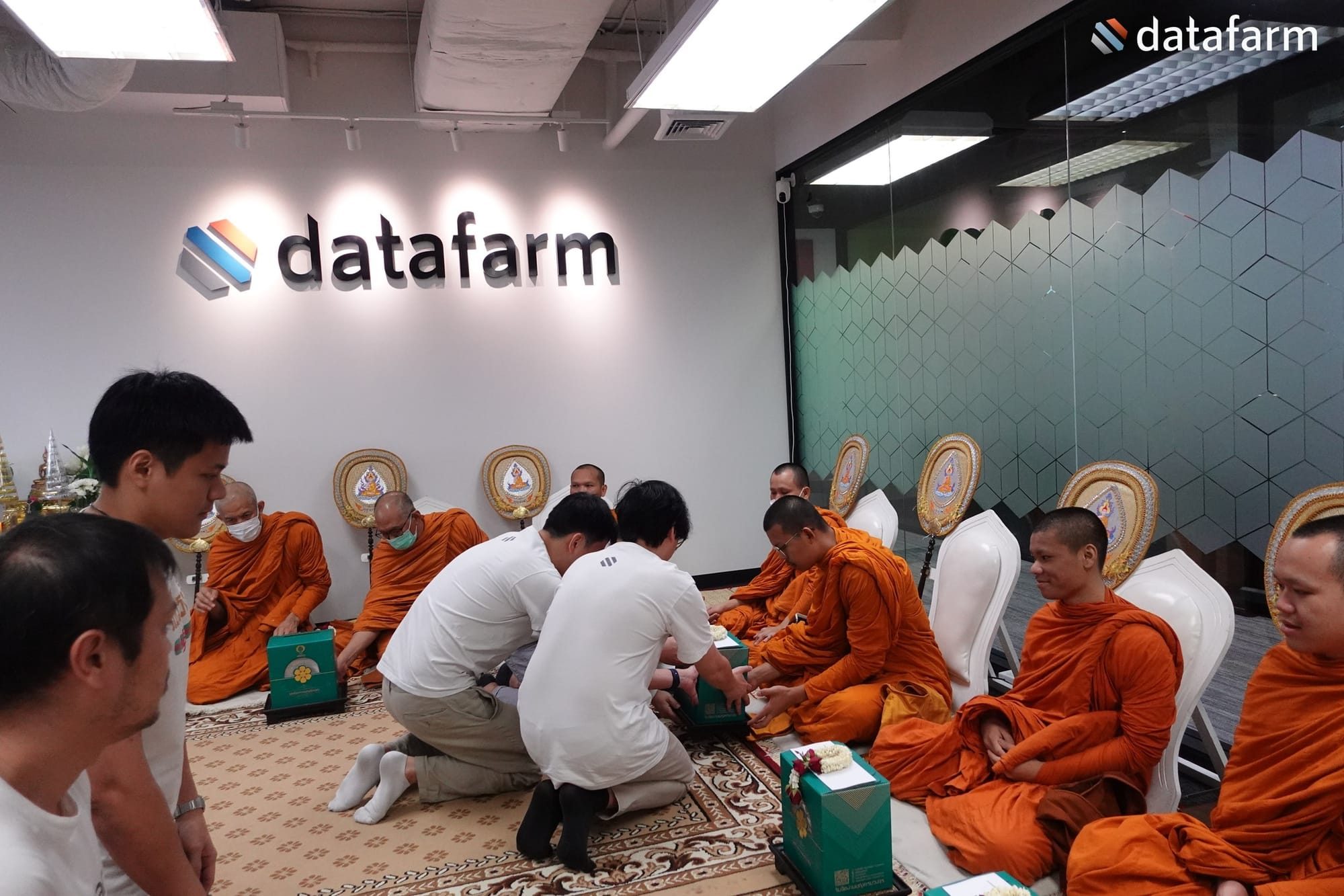 พนักงานบริษัท ดาต้าฟาร์ม จำกัดร่วมทำบุญครบรอบ และถวายเพลพระสงฆ์ เนื่องในวันครบรอบ 12 ปีของบริษัท