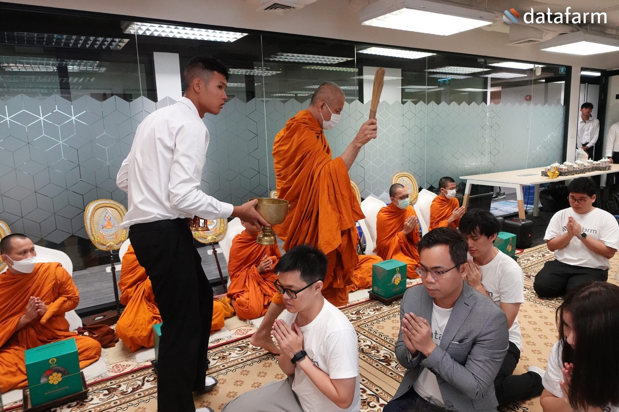 พนักงานบริษัท ดาต้าฟาร์ม จำกัดร่วมทำบุญครบรอบ และถวายเพลพระสงฆ์ เนื่องในวันครบรอบ 12 ปีของบริษัท