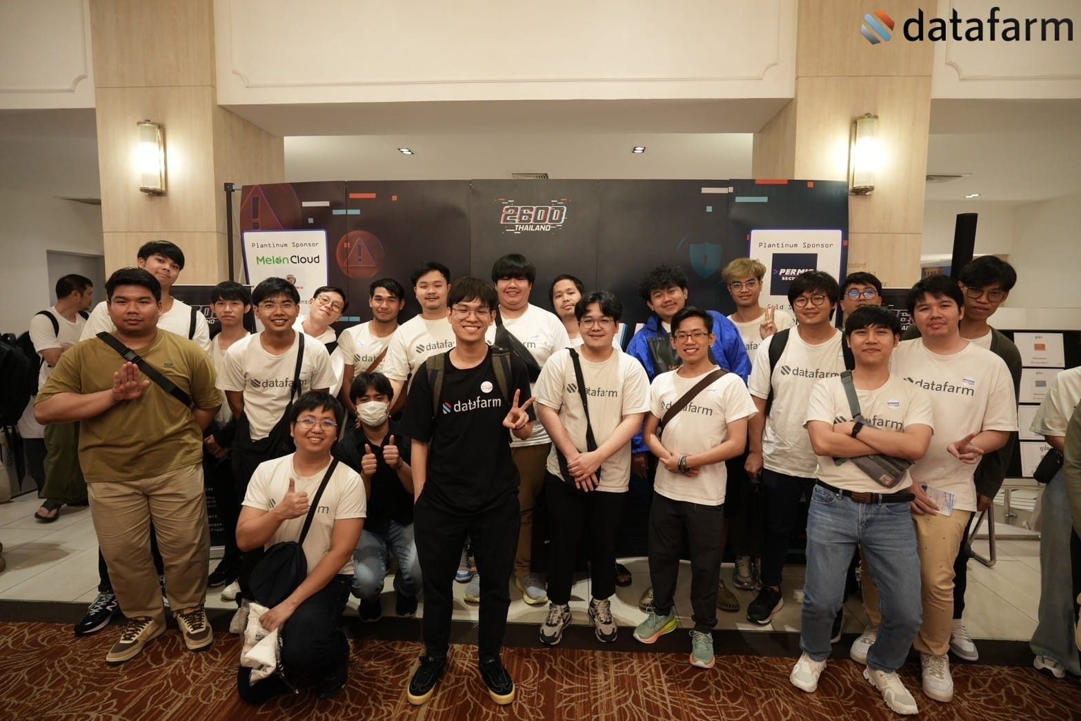 ทีมงานดาต้าฟาร์มร่วมกันถ่ายภาพในงาน Red X Blue Pill 2024