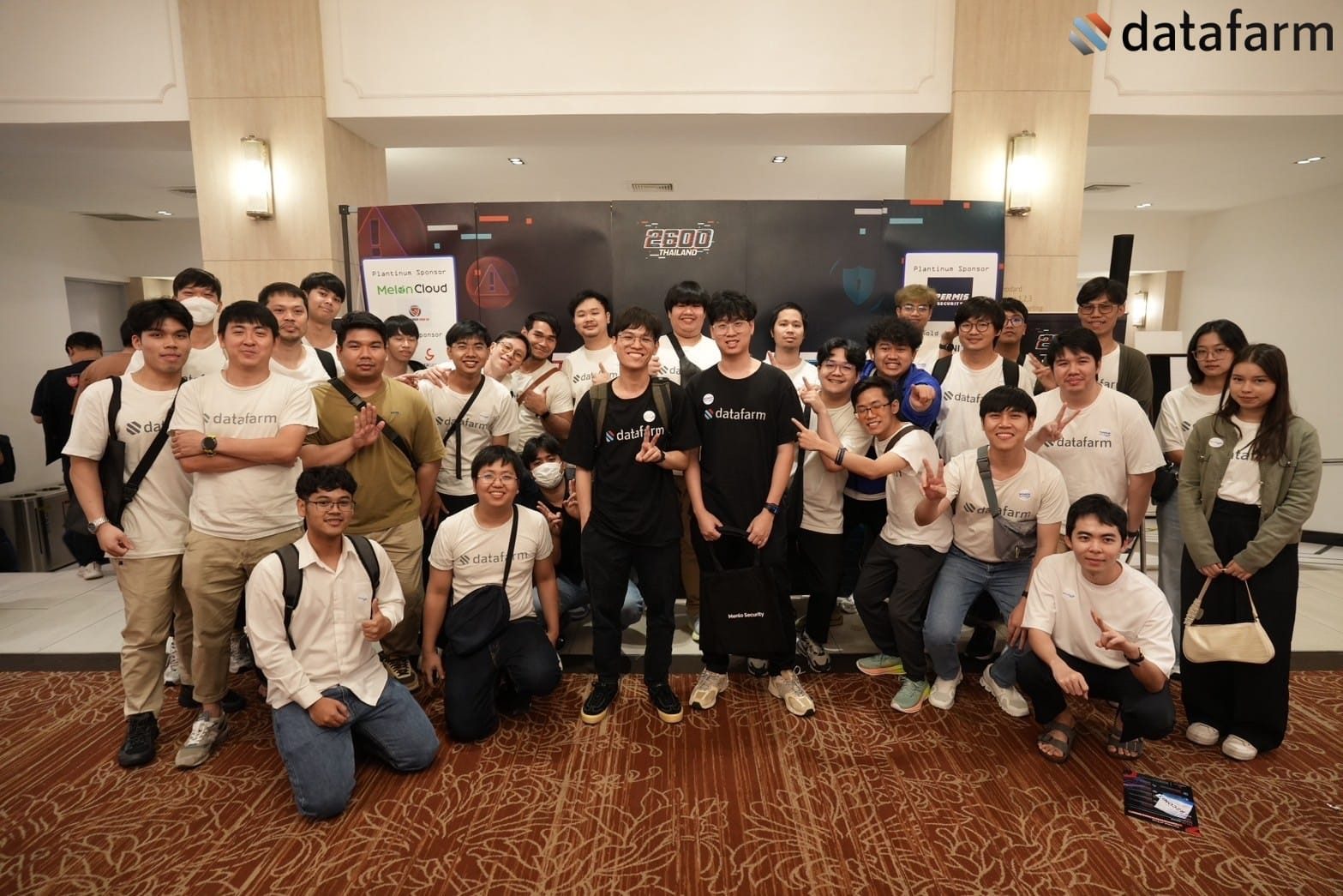 ทีมงานดาต้าฟาร์มร่วมกันถ่ายภาพในงาน Red X Blue Pill 2024