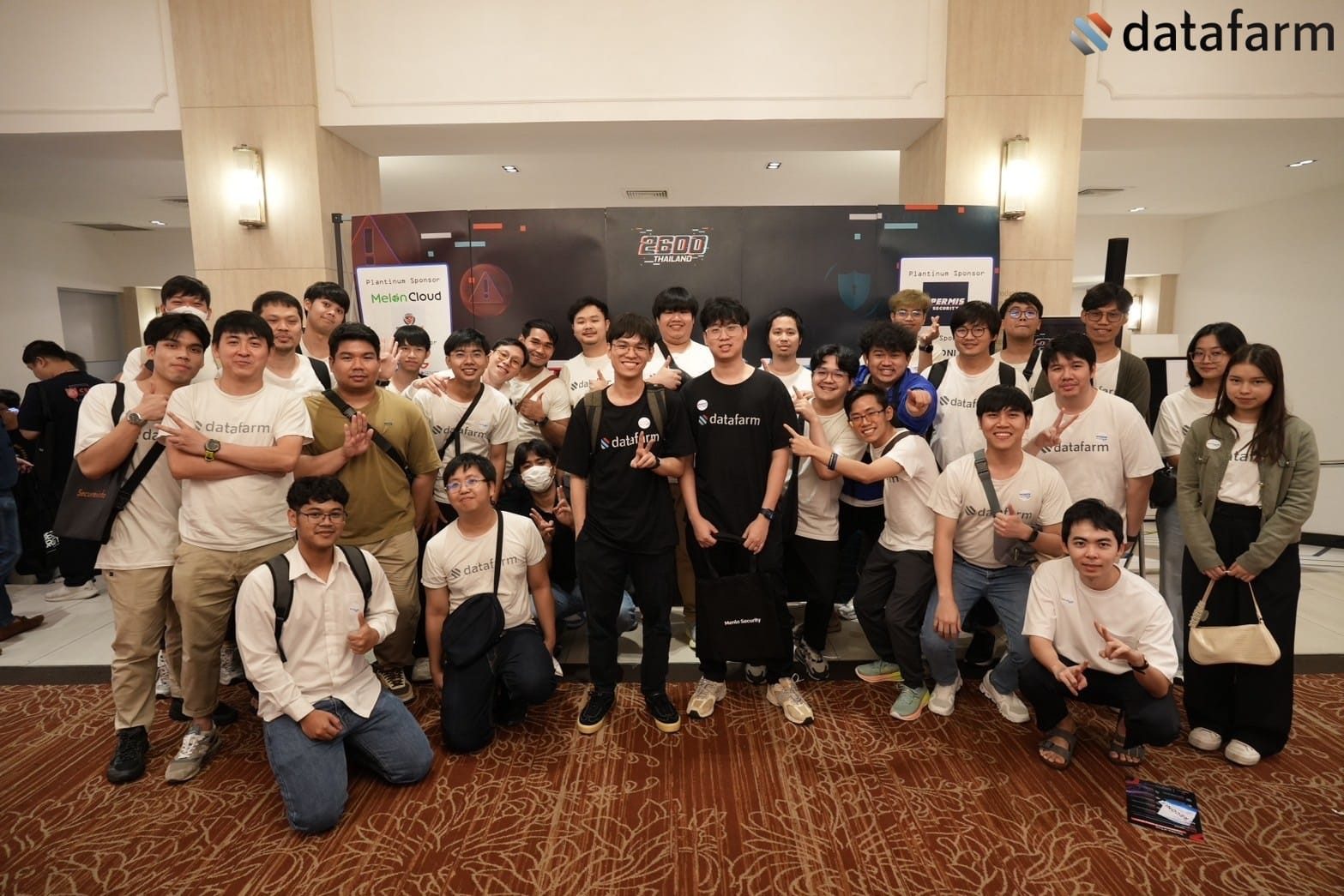ทีมงานดาต้าฟาร์มร่วมกันถ่ายภาพในงาน Red X Blue Pill 2024